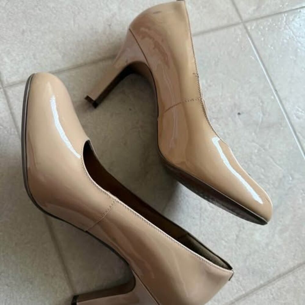 Clarks Artisan Nude Patent Leather Pumps